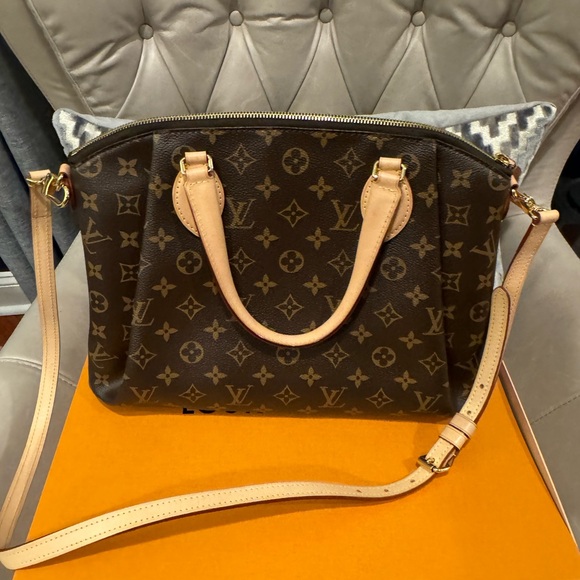 Louis Vuitton Rivoli NV MM - Picture 5 of 16